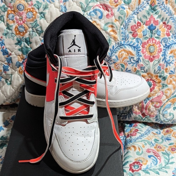 Jordan 1s Mid Size 7Y - Picture 3 of 4